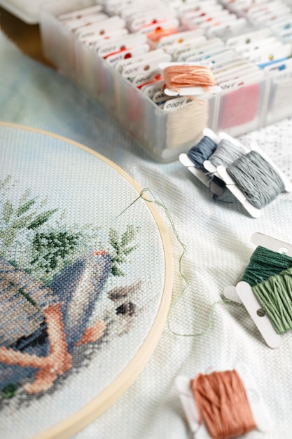 artystka haftująca wzór